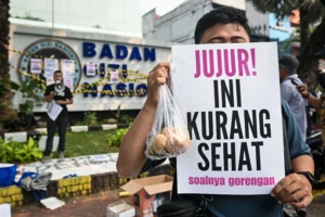 Warga yang tergabung dalam aliansi MBG Watch membawa poster saat aksi unjuk rasa di depan kantor Badan Gizi Nasional (BGN), Jakarta Pusat, Rabu (10/6/2026).