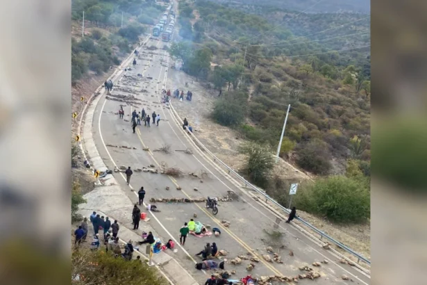 Blokade jalan di Bolivia. (Sumber: X/ @Ollie_Vargas_)