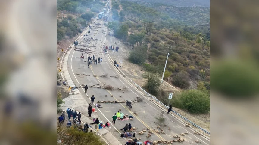 Blokade jalan di Bolivia. (Sumber: X/ @Ollie_Vargas_)