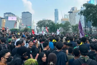 Aksi mahasiswa 'Menuju Indonesia Bangkrut' yang hendak menuju Bundaran HI, Jakarta.