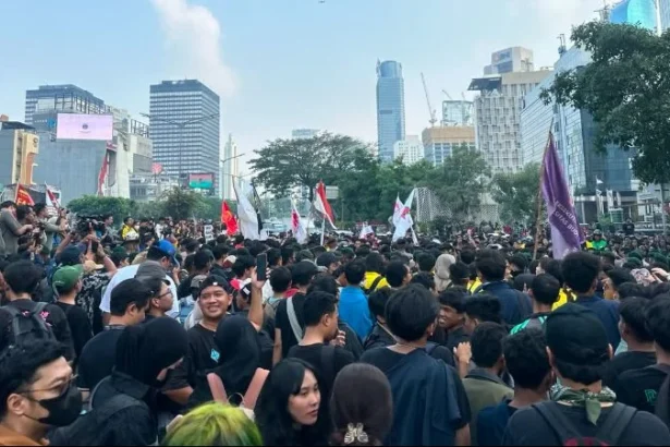 Aksi mahasiswa 'Menuju Indonesia Bangkrut' yang hendak menuju Bundaran HI, Jakarta.