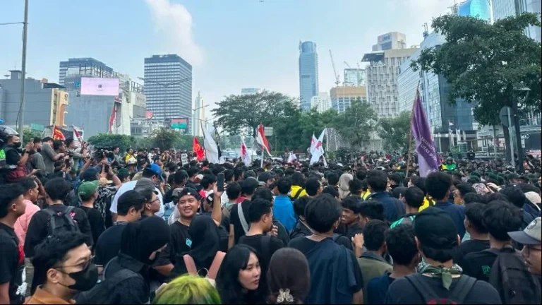 Aksi mahasiswa 'Menuju Indonesia Bangkrut' yang hendak menuju Bundaran HI, Jakarta.