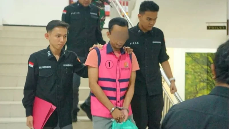 Kepala Urusan Keuangan Keuangan Desa Lok Bangkai, Banjang, Kalimantan Selatan berinisial MT jadi tersangka. sebagai tersangka