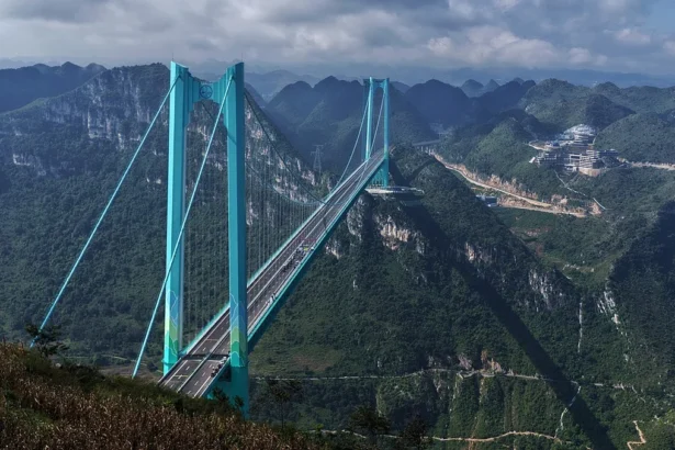 Jembatan Ngarai Huajiang (Tiongkok)