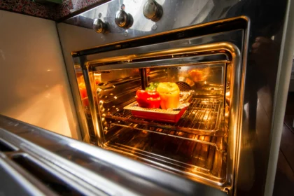 Ilustrasi memanaskan makanan di microwave