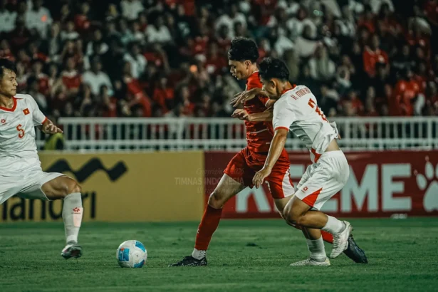 Timnas Indonesia saat berhadapan dengan Vietnam