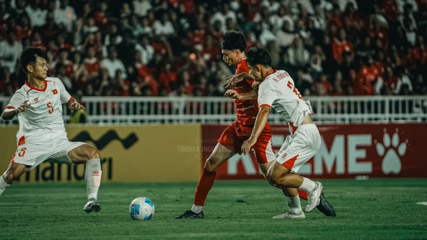 Timnas Indonesia saat berhadapan dengan Vietnam