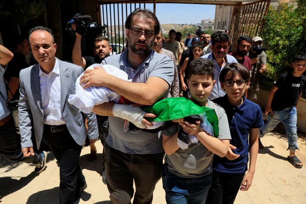 Seorang bayi Palestina berusia tujuh bulan bernama Sam Fahd Abu Haikal tewas setelah tentara Israel melepaskan tembakan ke mobil yang ditumpangi keluarganya saat berada kawasan Tel Rumeida, Hebron, Tepi Barat.
