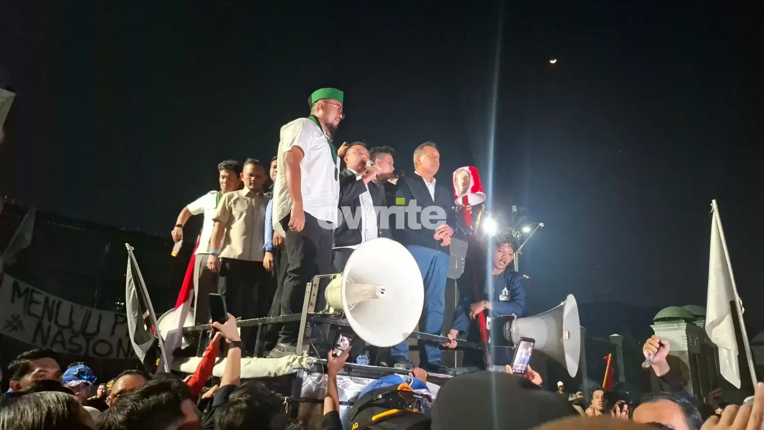 Wakil Ketua DPR Sufmi Dasco Ahmad dan Saan Mustopa, saat menemui aksi demo mahasiswa di depan Gedung DPR/MPR