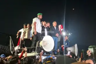 Wakil Ketua DPR Sufmi Dasco Ahmad dan Saan Mustopa, saat menemui aksi demo mahasiswa di depan Gedung DPR/MPR