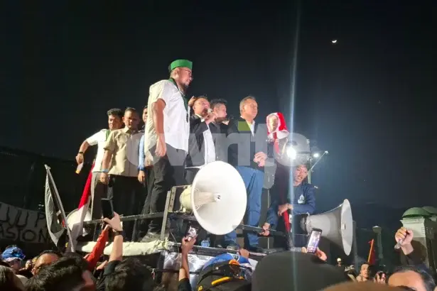 Wakil Ketua DPR Sufmi Dasco Ahmad dan Saan Mustopa, saat menemui aksi demo mahasiswa di depan Gedung DPR/MPR