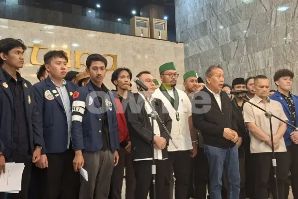 Wakil Ketua DPR Sufmi Dasco Ahmad dan Saan Mustopa, saat menerima perwakilan mahasiswa di Gedung DPR/MPR
