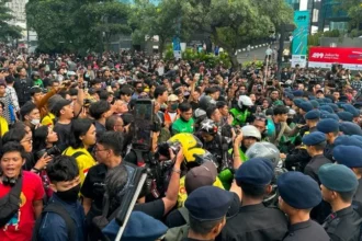 Aksi mahasiswa 'Menuju Indonesia Bangkrut' yang hendak menuju Bundaran HI, Jakarta.