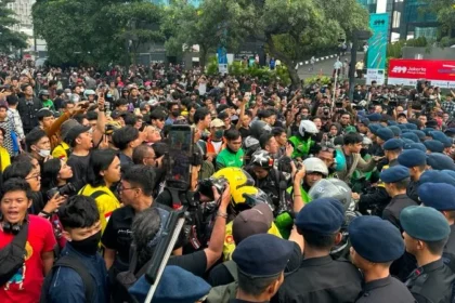 Aksi mahasiswa 'Menuju Indonesia Bangkrut' yang hendak menuju Bundaran HI, Jakarta.