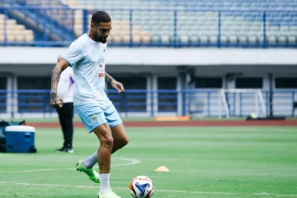 Bek asal Prancis, Layvin Kurzawa, resmi mengakhiri kebersamaannya dengan Persib Bandung