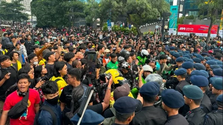 Aksi mahasiswa 'Menuju Indonesia Bangkrut' yang hendak menuju Bundaran HI, Jakarta.