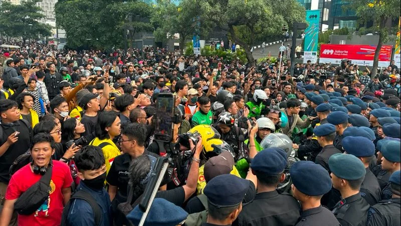 Aksi mahasiswa 'Menuju Indonesia Bangkrut' yang hendak menuju Bundaran HI, Jakarta.