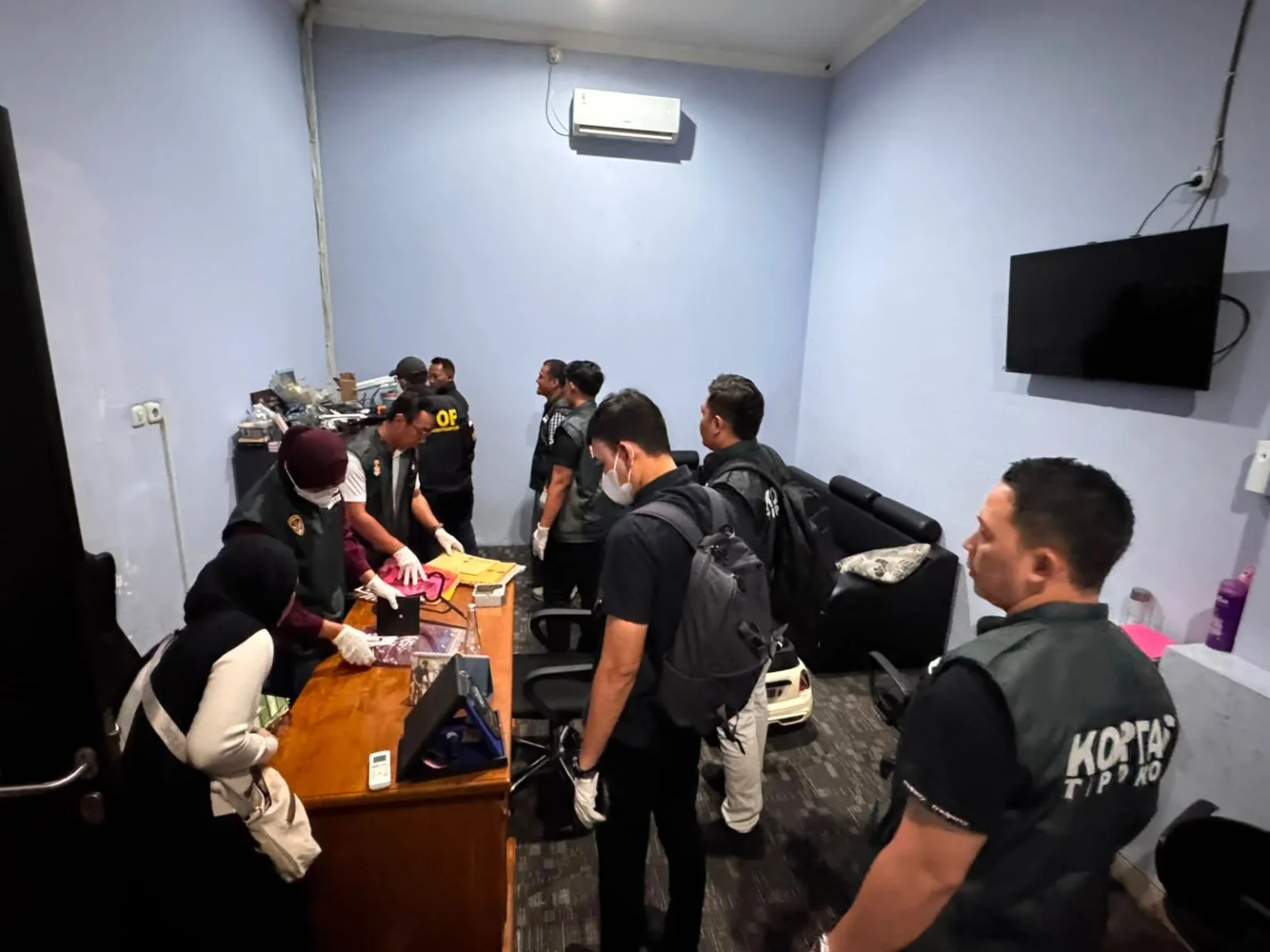 Kortastipidkor Polri menggeledah salah satu lokasi kasus korupsi Importasi handphone secara ilegal.