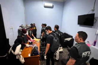 Kortastipidkor Polri menggeledah salah satu lokasi kasus korupsi Importasi handphone secara ilegal.