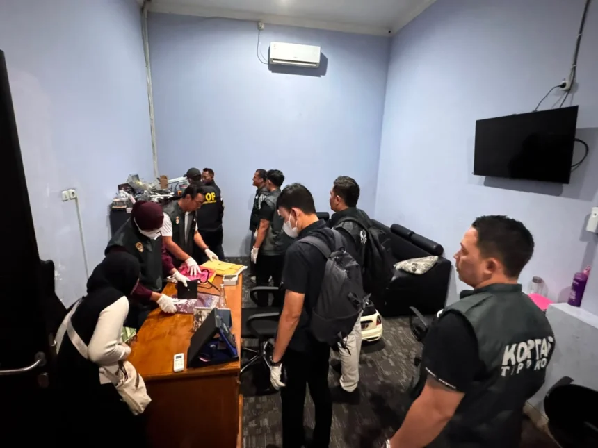 Kortastipidkor Polri menggeledah salah satu lokasi kasus korupsi Importasi handphone secara ilegal.