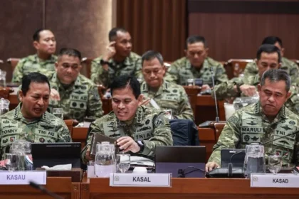 Kepala Staf TNI AD (KSAD) Jenderal Maruli Simanjuntak saat rapat dengan Komisi I DPR. (Foto: ANTARA FOTO/Dhemas Reviyanto).