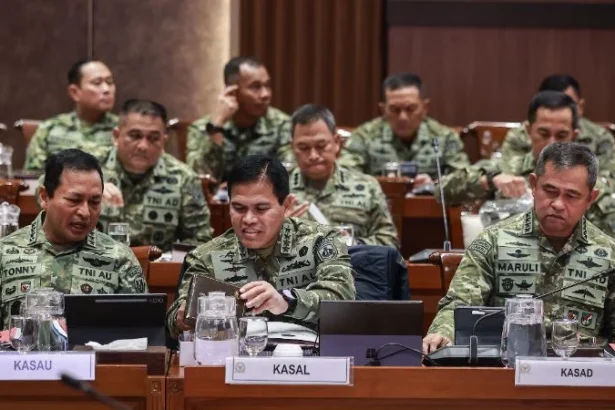 Kepala Staf TNI AD (KSAD) Jenderal Maruli Simanjuntak saat rapat dengan Komisi I DPR. (Foto: ANTARA FOTO/Dhemas Reviyanto).