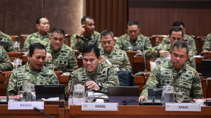 Kepala Staf TNI AD (KSAD) Jenderal Maruli Simanjuntak saat rapat dengan Komisi I DPR. (Foto: ANTARA FOTO/Dhemas Reviyanto).
