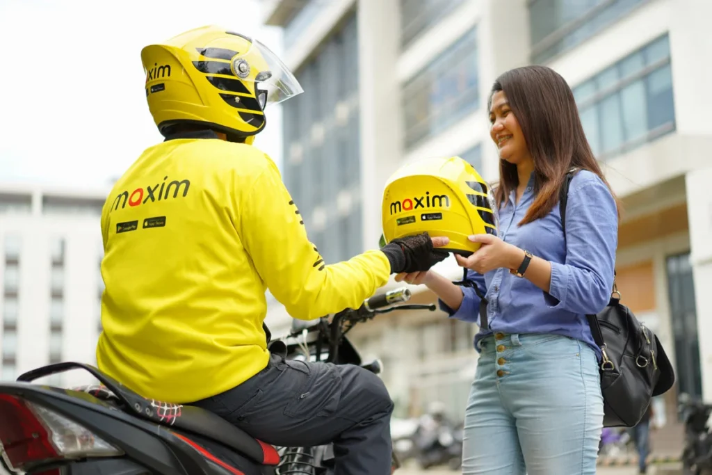 Driver Maxim melayani pelanggan. (Sumber: Maxim)
