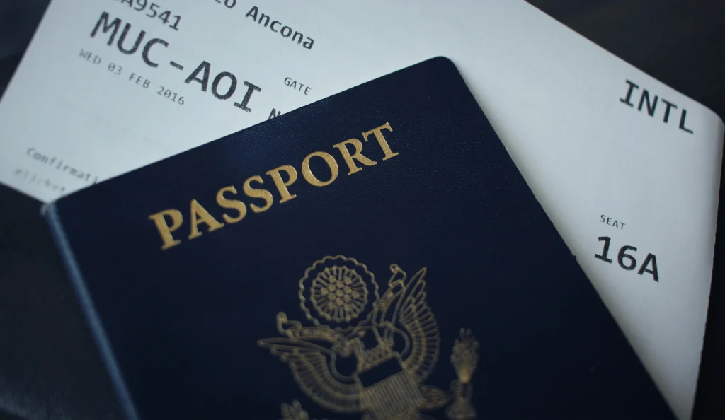 Tiket pesawat dan passport. (Sumber: Unsplash/Nicole Geri)