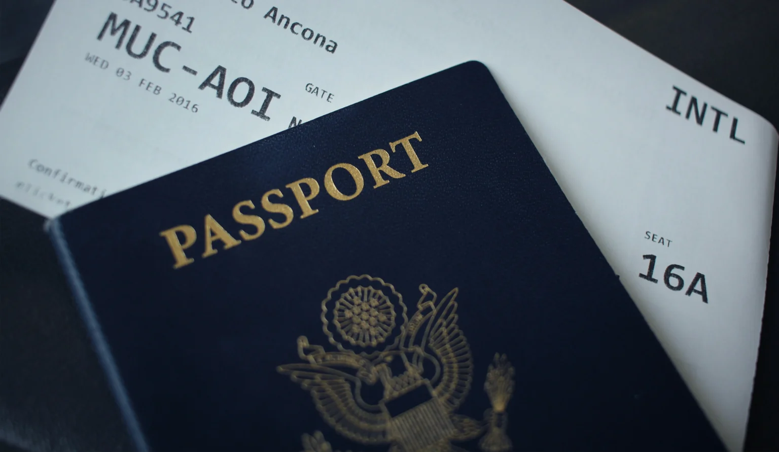 Tiket pesawat dan passport. (Sumber: Unsplash/Nicole Geri)