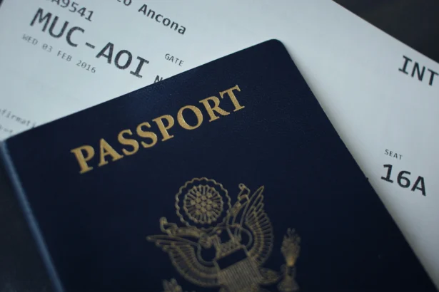 Tiket pesawat dan passport. (Sumber: Unsplash/Nicole Geri)