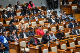 Sejumlah anggota DPR mengikuti Rapat Paripurna Ke-11 Masa Persidangan III Tahun Sidang 2025-2026 di Kompleks Parlemen, Senayan, Jakarta, Selasa (13/1/2026).