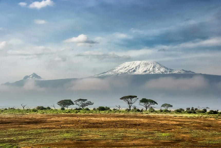 Gunung yang diselimuti es