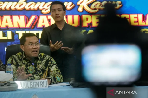 Wakil Kepala Badan Gizi Nasional (BGN) Sony Sonjaya (kiri) memberikan keterangan pers terkait perkembangan kasus dugaan penipuan dan/atau penggelapan praktik jual beli titik lokasi Satuan Pelayanan Pemenuhan Gizi (SPPG) di Markas Polda NTB, Mataram, NTB, Jumat (29/5/2026).