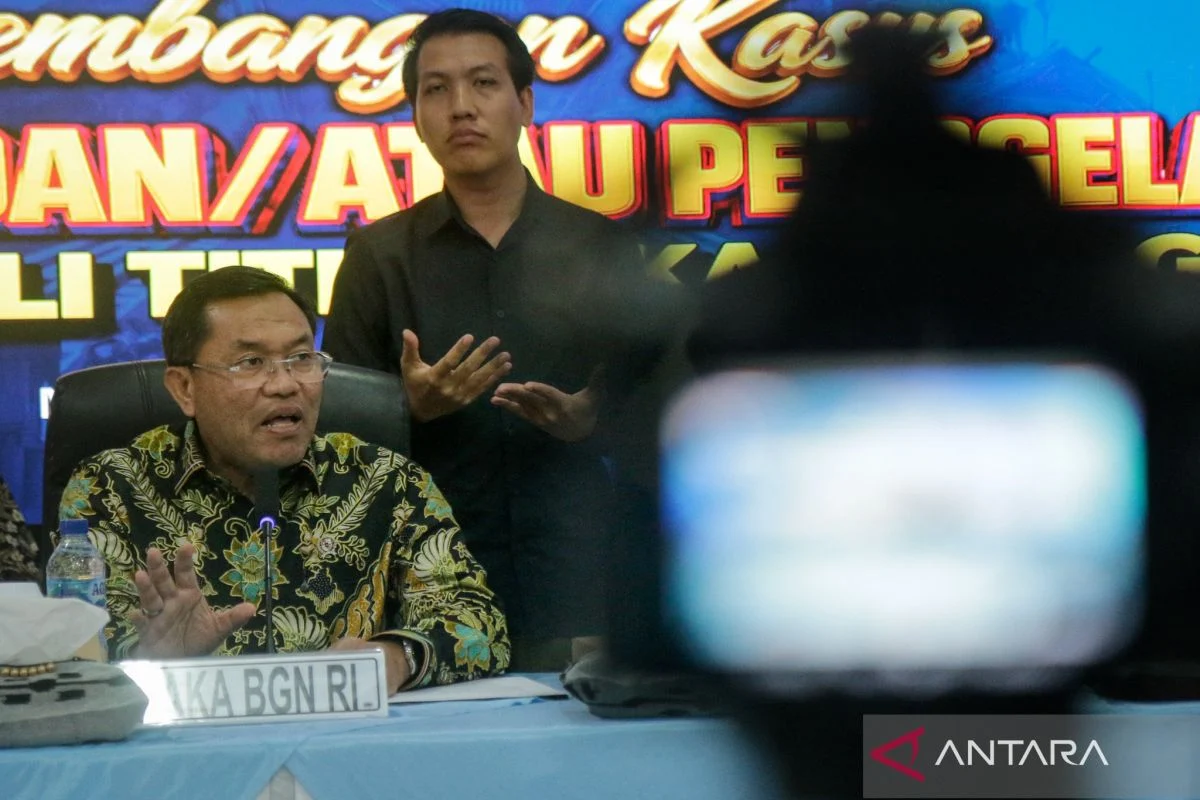 Wakil Kepala Badan Gizi Nasional (BGN) Sony Sonjaya (kiri) memberikan keterangan pers terkait perkembangan kasus dugaan penipuan dan/atau penggelapan praktik jual beli titik lokasi Satuan Pelayanan Pemenuhan Gizi (SPPG) di Markas Polda NTB, Mataram, NTB, Jumat (29/5/2026).