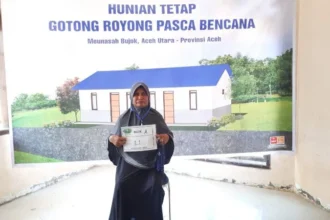 Warga korban bencana Sumatera terima bantuan dari Yayasan Buddha Tzu Chi Indonesia.