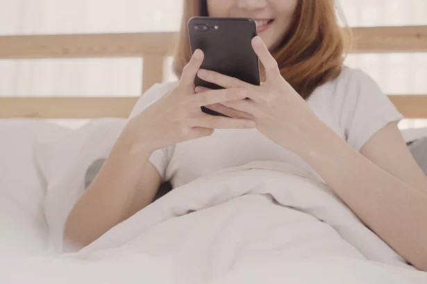 Ilustrasi main handphone di tempat tidur