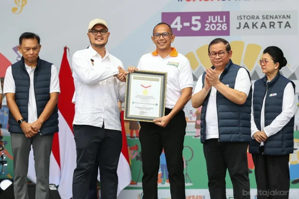 penyerahan penghargaan dan rekor MURI kepada Pemprov DKI atas capaian hasil panen urban farming terbanyak di Indonesia. Sumber Foto/ Berita Jakara.