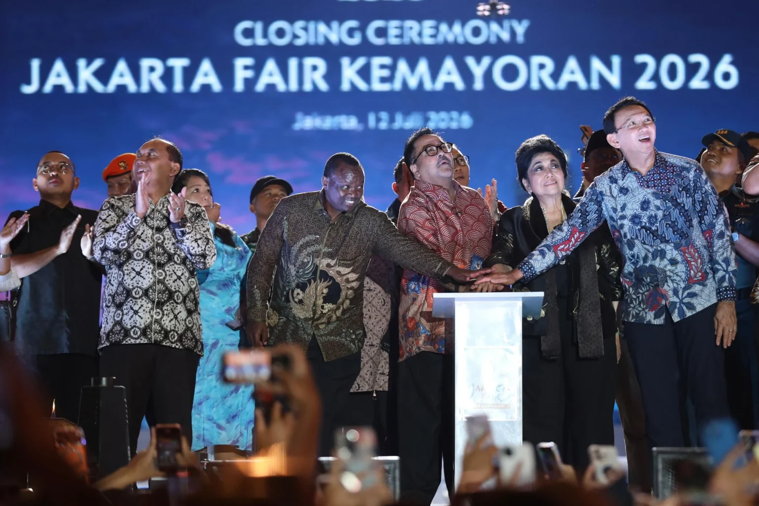 Wakil Gubernur DKi Jakarta Rano Karno resmi menutup Jakarta fair 2026