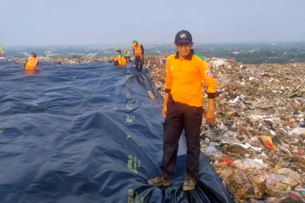 Penutupan zona aktif pembuangan sampah di Tempat Pengolahan Sampah Terpadu (TPST) Bantargebang
