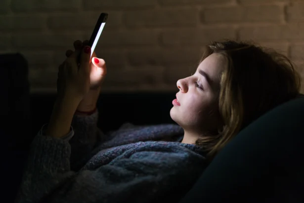 Bahaya Main HP Sebelum Tidur