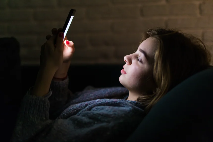 Bahaya Main HP Sebelum Tidur