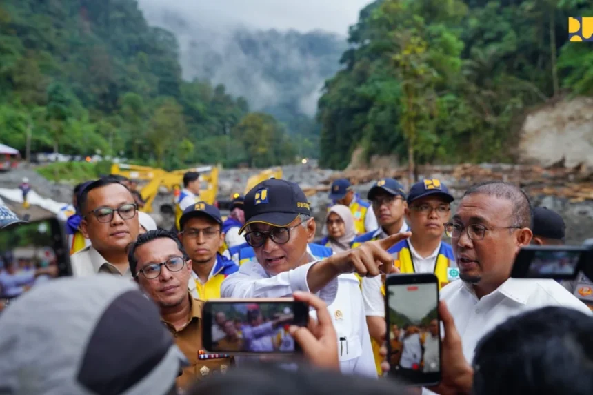 Menteri PU Dody Hanggodo meninjau langsung ruas jalan Provinsi Malalak-Sicincin di Kabupaten Agam, serta Jalan Nasional Padang–Bukittinggi di kawasan yang terdampak banjir dan tanah longsor di Sumatra Barat, Desember 2025.