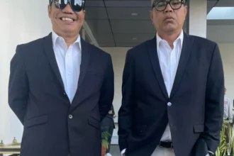 Abdel dan Temon dibalut jas berkelir hitam.