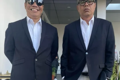 Abdel dan Temon dibalut jas berkelir hitam.