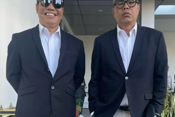 Abdel dan Temon dibalut jas berkelir hitam.