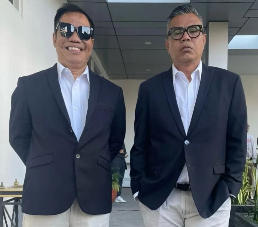 Abdel dan Temon dibalut jas berkelir hitam.