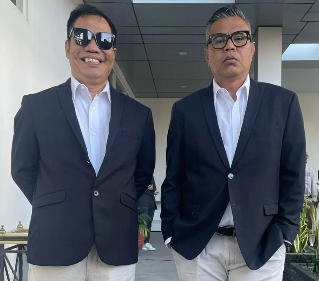 Abdel dan Temon dibalut jas berkelir hitam.