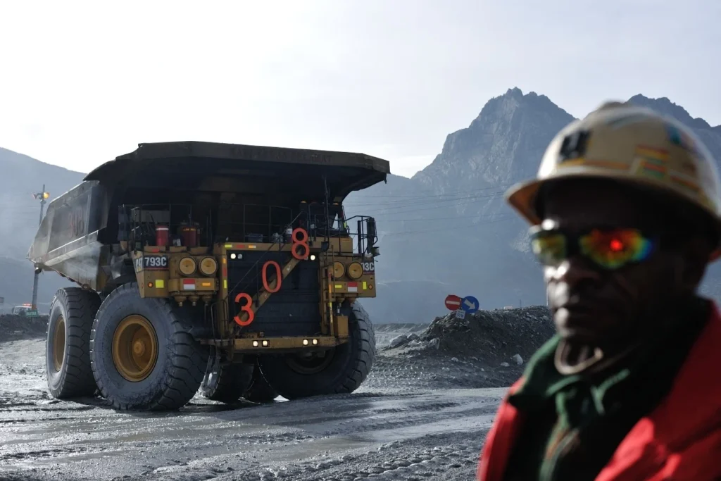 Dump Truck Pengangkut material Tambang Grasberg Freeport Papua. (Sumber: PTFI)