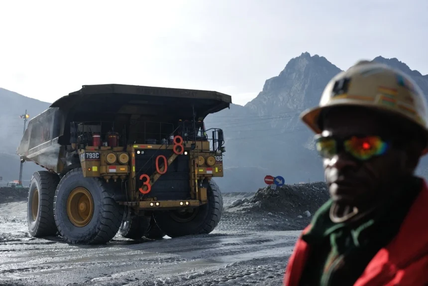 Dump Truck Pengangkut material Tambang Grasberg Freeport Papua. (Sumber: PTFI)
